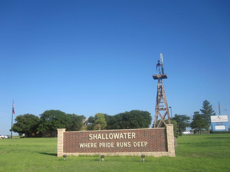  Shallowater, T X, welcome sign I M G 4757